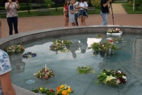 Puszczanie wianków do fontanny